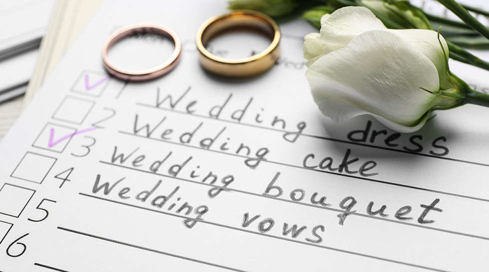 A checklist with a step-by-step guide on how to start planning a micro wedding.